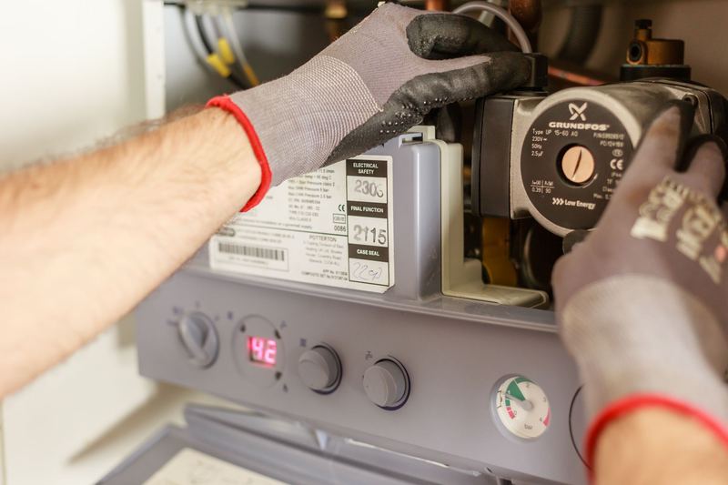 Techniker prüft die Umwälzpumpe einer Gastherme
